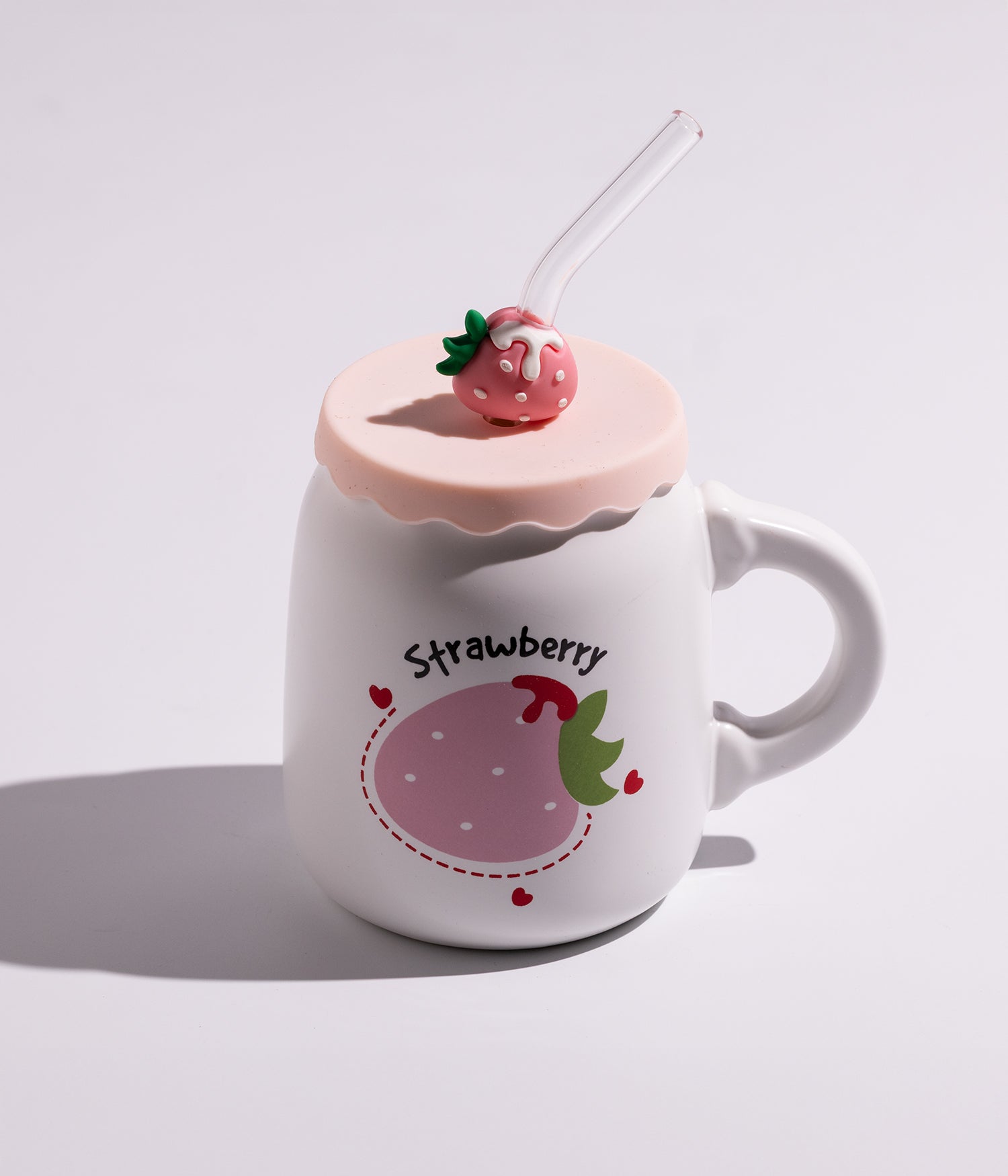 كوب قهوة سيراميك بتصميم توت على الغطاء مع عبارة أحب التوت ومزاز لون أبيض