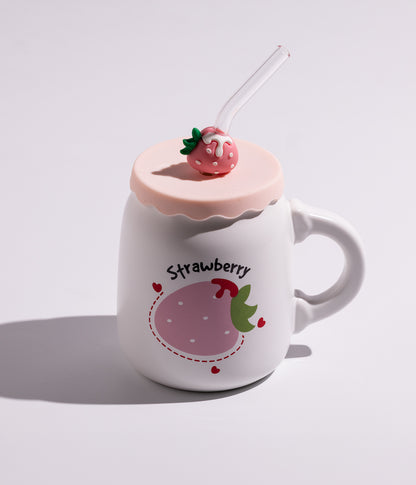 كوب قهوة سيراميك بتصميم توت على الغطاء مع عبارة أحب التوت ومزاز لون أبيض