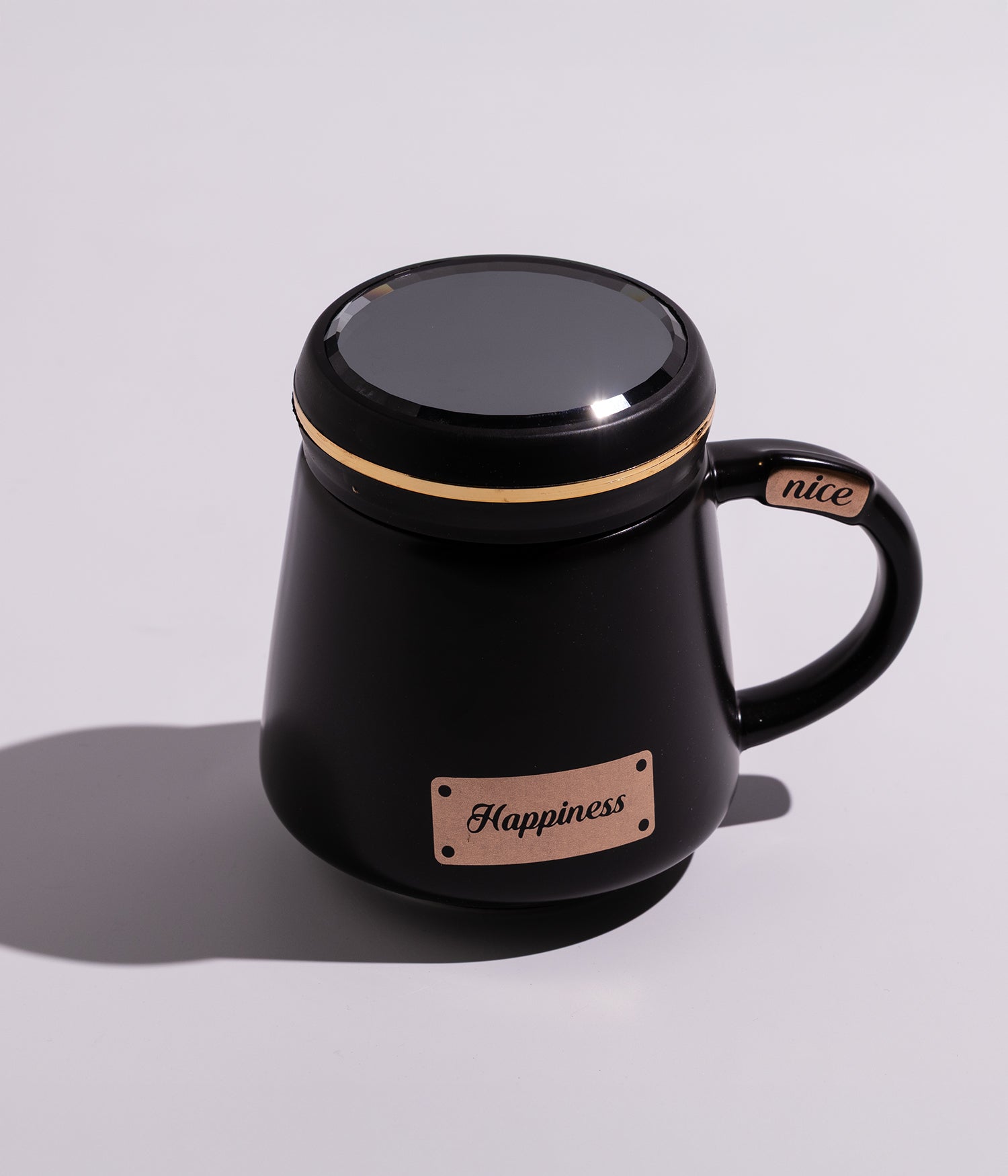 كوب قهوة سيراميك مزين بكلمات تحفيزية باللون الذهبي، مع غطاء، وعبارة HAPPINESS، باللون الأسود