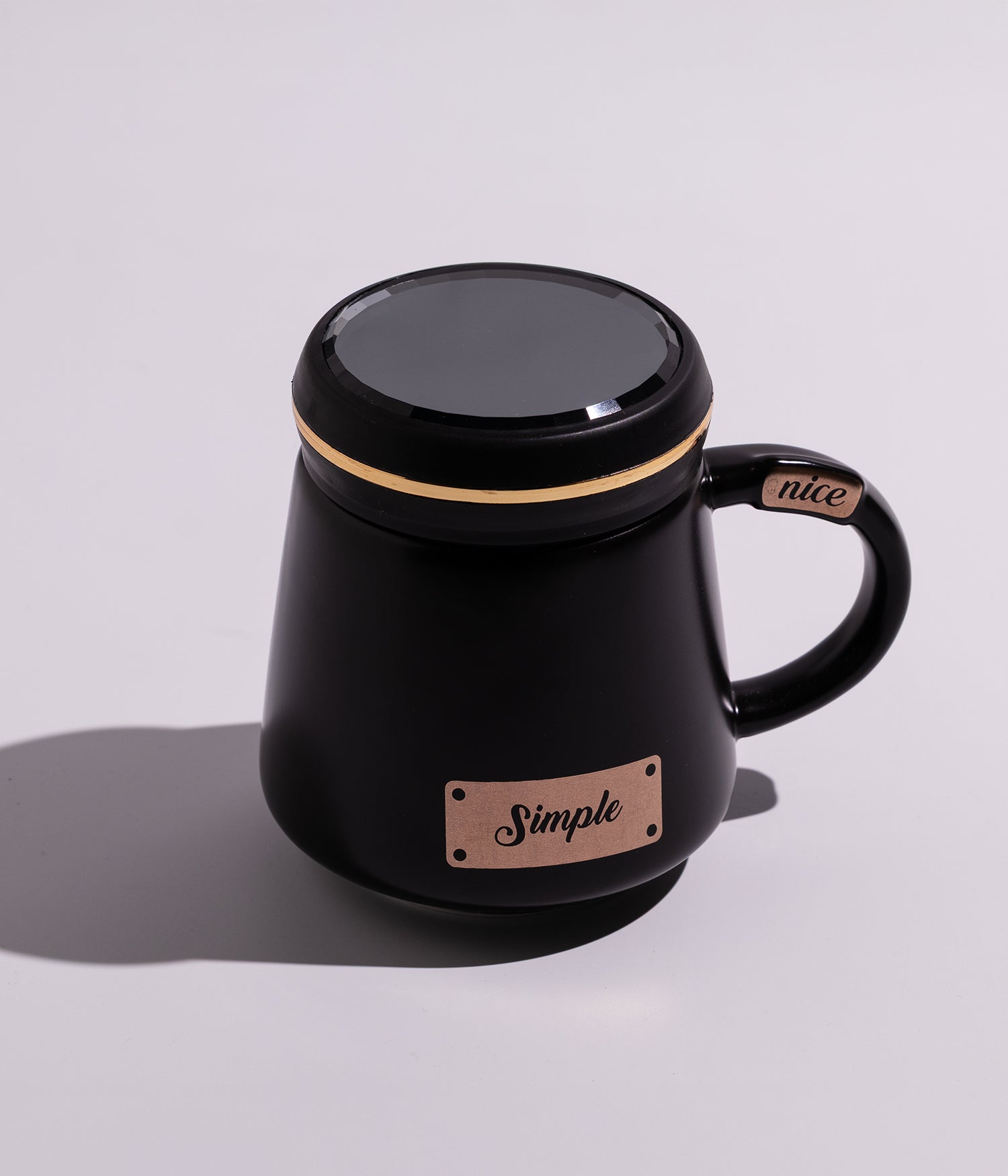 كوب قهوة سيراميك مزين بكلمات تحفيزية باللون الذهبي، مع غطاء، وعبارة SIMPLE، باللون الأسود