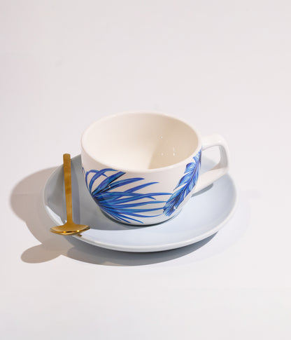 فنجان قهوة سيراميك بنقوش فنية زرقاء مع صحن أبيض وملعقة