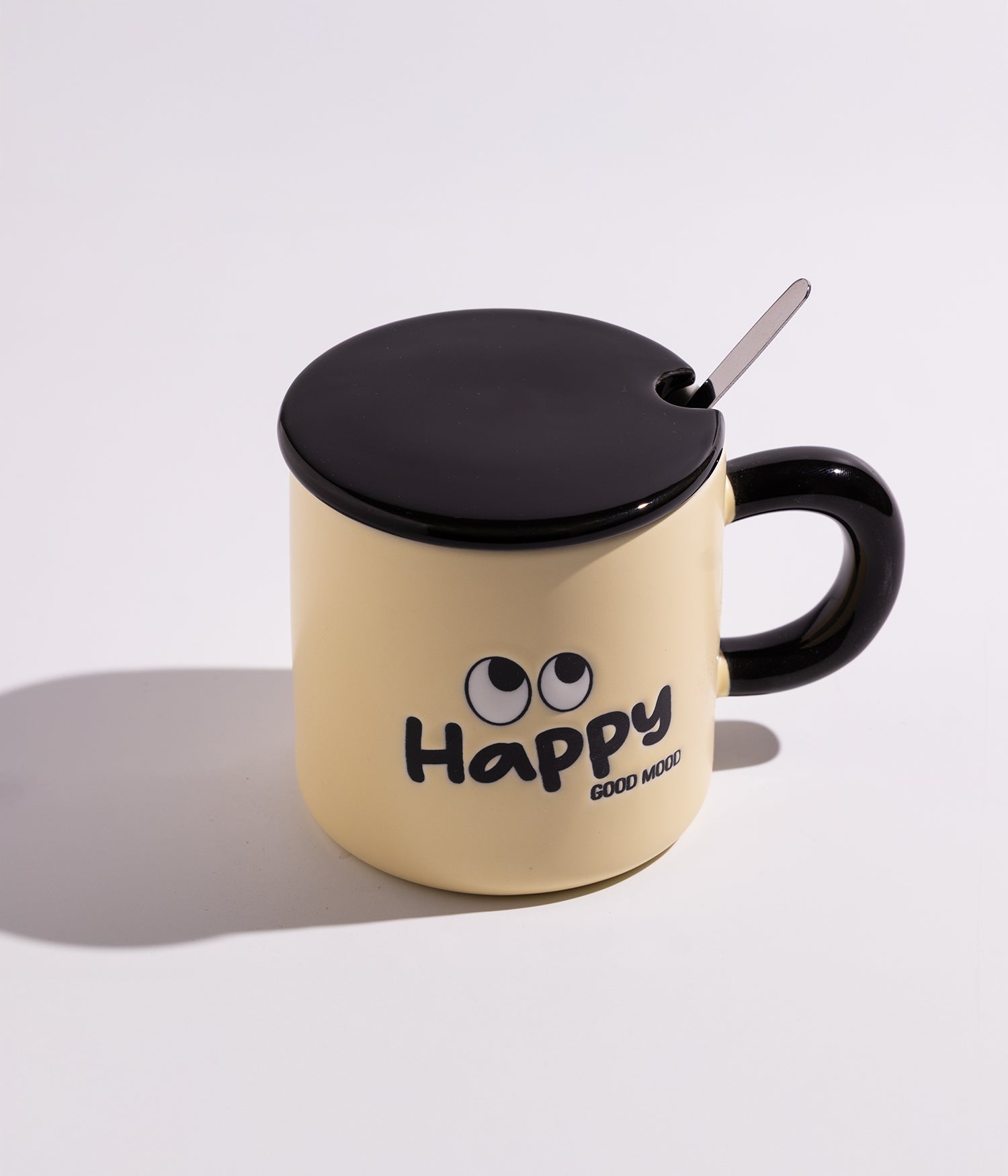 كوب قهوة سيراميك مزين بعبارات ورسوم لطيفة مع غطاء وملعقة بعبارة «HAPPY» باللون الأصفر