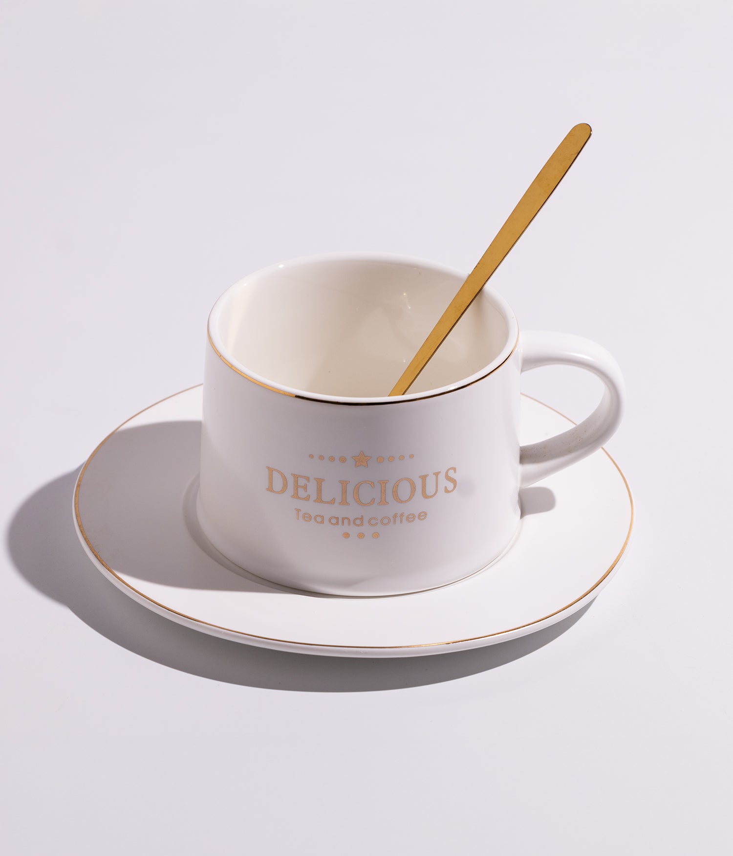 فنجان قهوة سيراميك بعبارة ديلشز مع قاعدة وملعقة أبيض