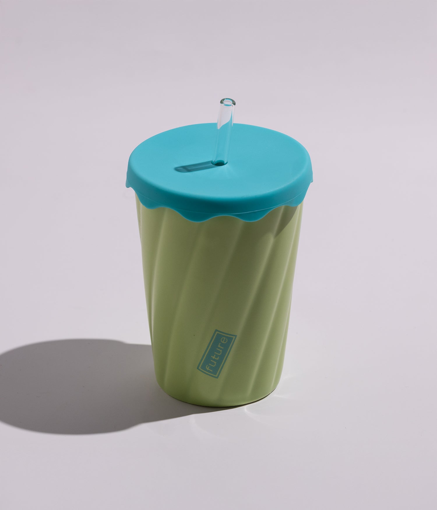 كوب قهوة سيراميك بتصميم خطوط مائلة مع غطاء أزرق ومزاز لون أخضر