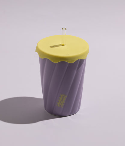 كوب قهوة سيراميك بتصميم خطوط مائلة مع غطاء أصفر ومزاز لون رمادي