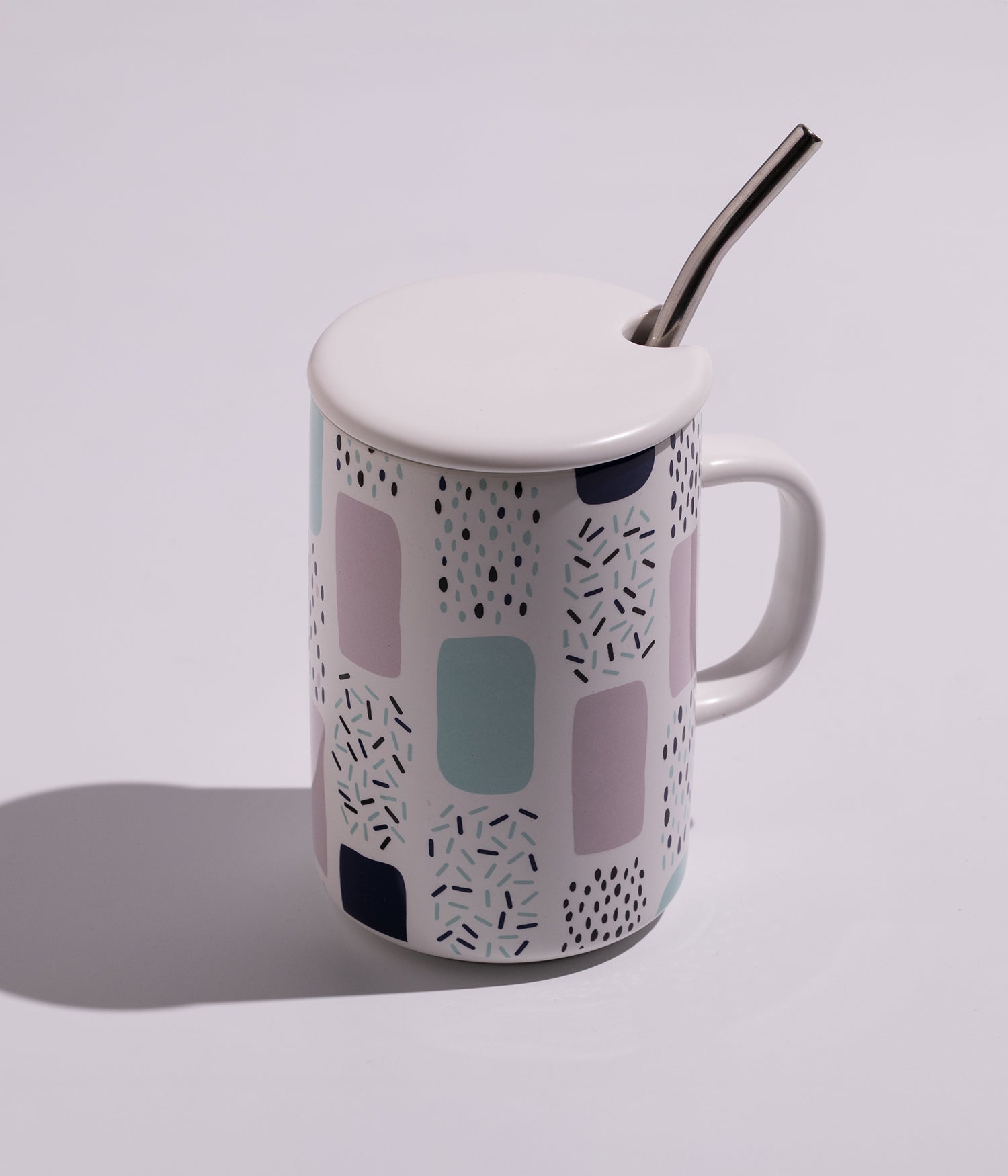 كوب قهوة سيراميك بتصميم أنيق مع رسومات مزخرفة وغطاء ومزاز لسهولة الشرب برسومات زرقاء