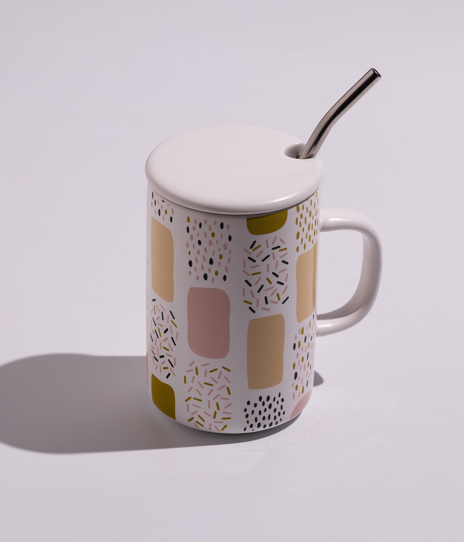 كوب قهوة سيراميك بتصميم أنيق مع رسومات مزخرفة وغطاء ومزاز لسهولة الشرب برسومات برتقالية