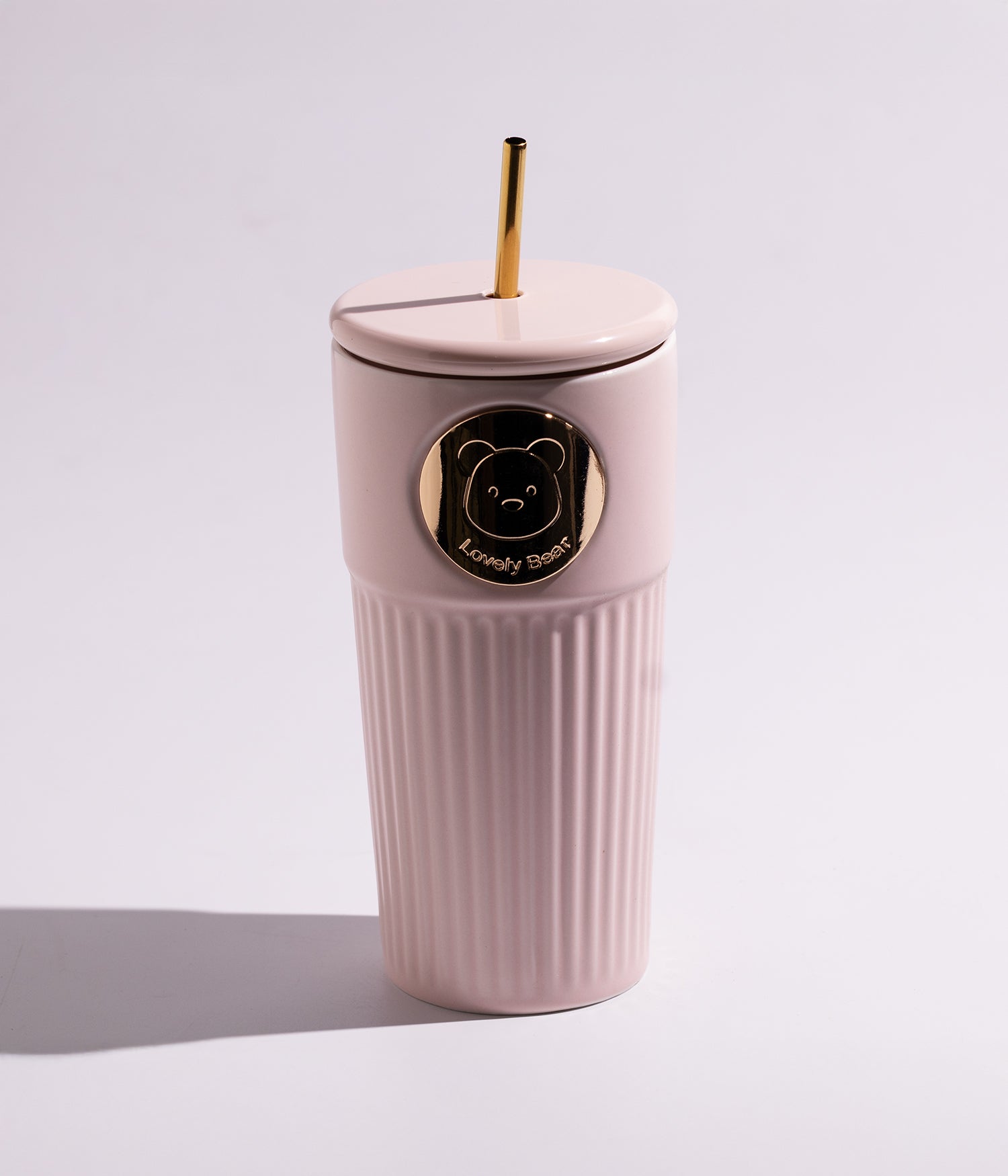 كوب قهوة سيراميك بتصميم أنيق مع رسم دب ذهبي وغطاء ومزاز لون وردي