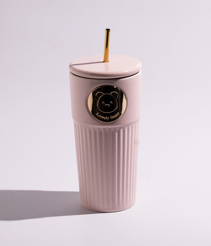 كوب قهوة سيراميك بتصميم أنيق مع رسم دب ذهبي وغطاء ومزاز لون وردي