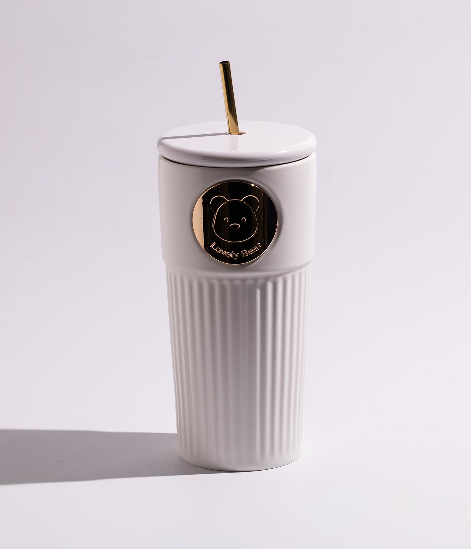 كوب قهوة سيراميك بتصميم أنيق مع رسم دب ذهبي وغطاء ومزاز لون أبيض