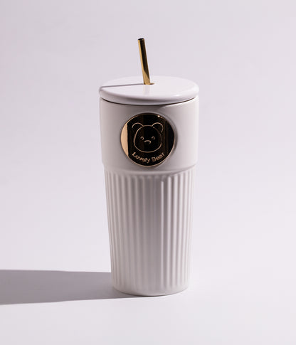 كوب قهوة سيراميك بتصميم أنيق مع رسم دب ذهبي وغطاء ومزاز لون أبيض