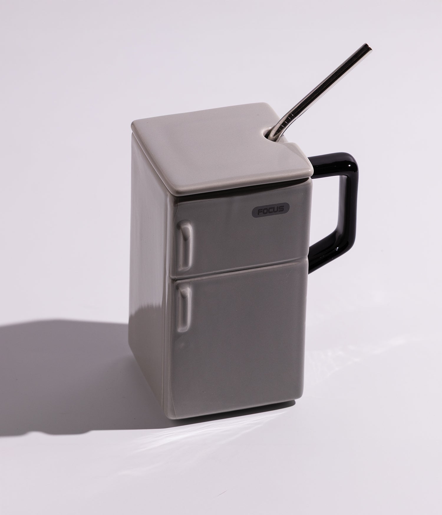 كوب قهوة سيراميك بتصميم ثلاجة مع غطاء وملعقة لون أبيض