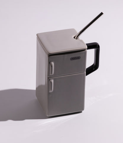 كوب قهوة سيراميك بتصميم ثلاجة مع غطاء وملعقة لون أبيض