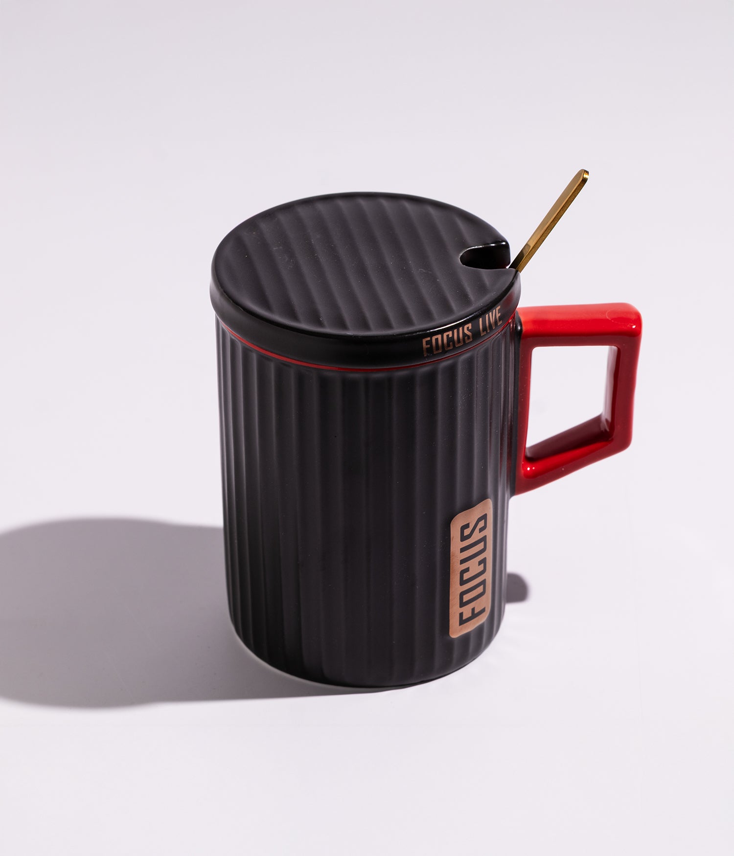 كوب قهوة سيراميك بتصميم هندسي مع مقبض ملون وغطاء وملعقة بعبارة «FOCUS» باللون الأسود