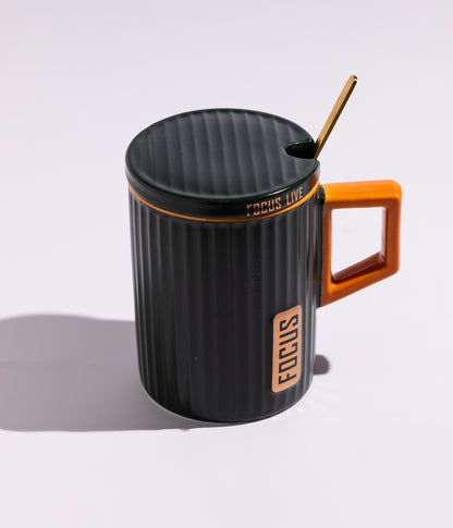 كوب قهوة سيراميك بتصميم هندسي مع مقبض ملون وغطاء وملعقة بعبارة «FOCUS» باللون الأخضر