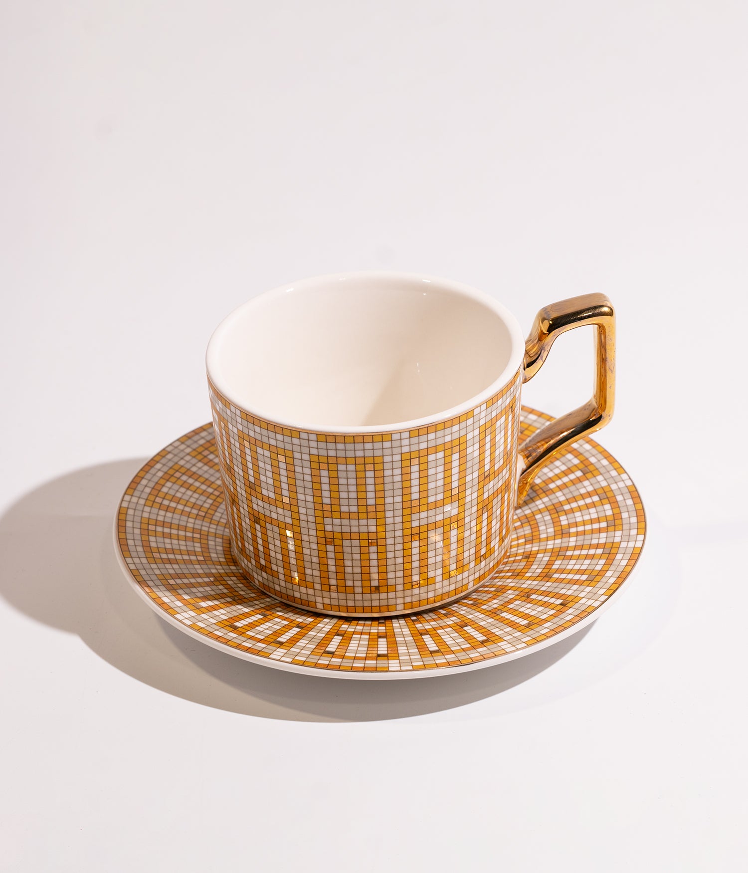 فنجان قهوة سيراميك بنقوش فسيفساء ذهبية مع صحن