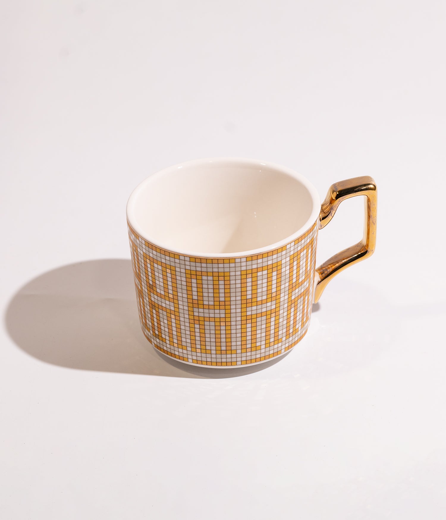 فنجان قهوة سيراميك بنقوش فسيفساء ذهبية