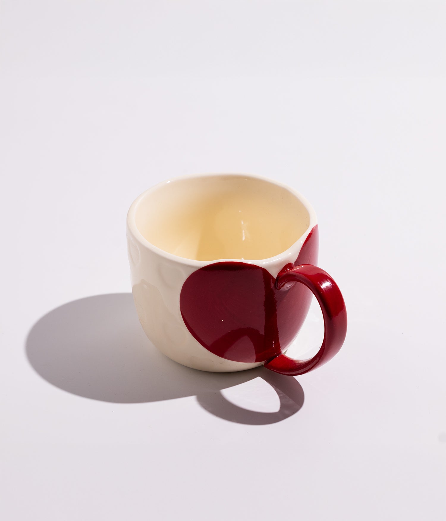 فنجان قهوة سيراميك برسمة قلب مع ملعقة على شكل قلب لون أحمر