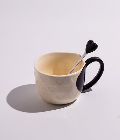 فنجان قهوة سيراميك برسمة قلب مع ملعقة على شكل قلب لون أسود