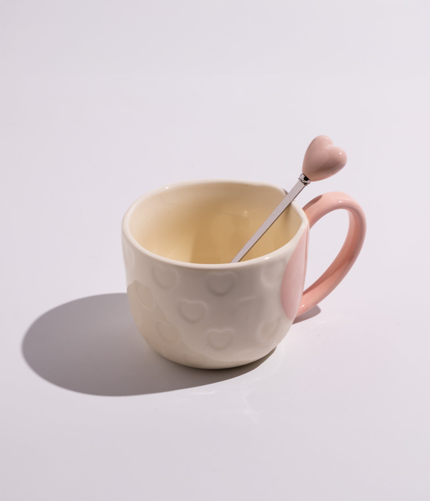 فنجان قهوة سيراميك برسمة قلب مع ملعقة على شكل قلب لون وردي