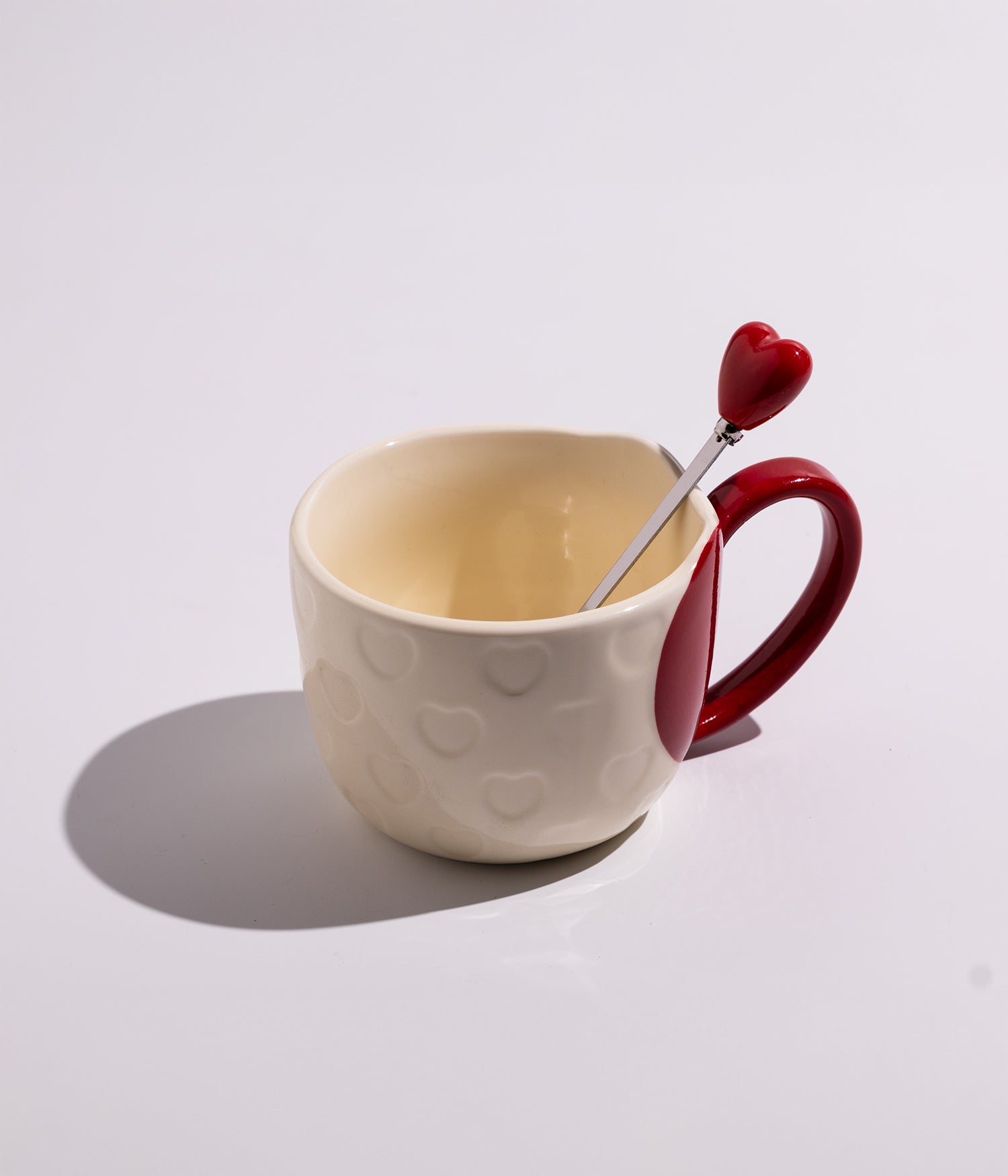 فنجان قهوة سيراميك برسمة قلب مع ملعقة على شكل قلب لون أحمر