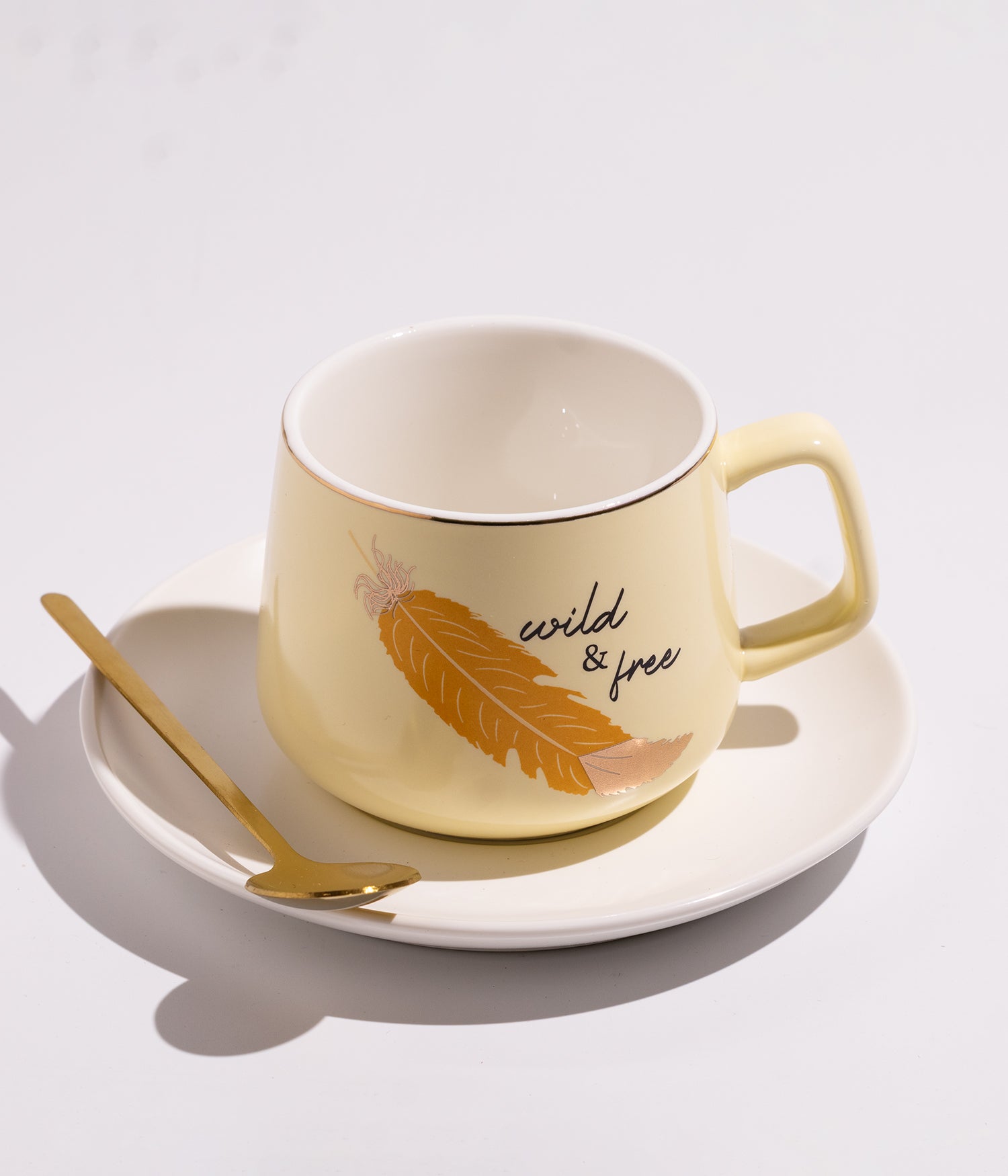 فنجان قهوة سيراميك اصفر بعبارات تحفيزية صباحية مع صحن وملعقة