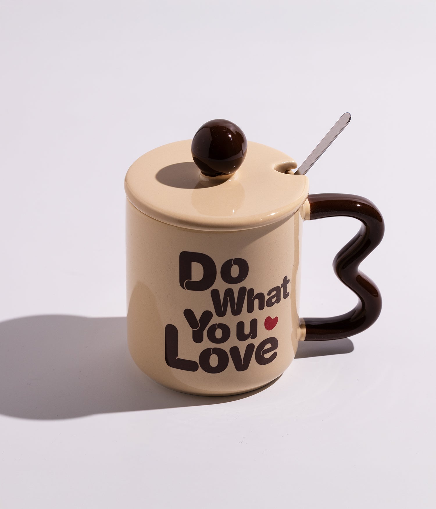 كوب قهوة سيراميك بعبارات تحفيزية وبمقبض مموج مع غطاء وملعقة باللون البيج