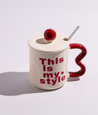 كوب قهوة سيراميك بعبارات تحفيزية وبمقبض مموج مع غطاء وملعقة باللون الأبيض مع كتابة حمراء