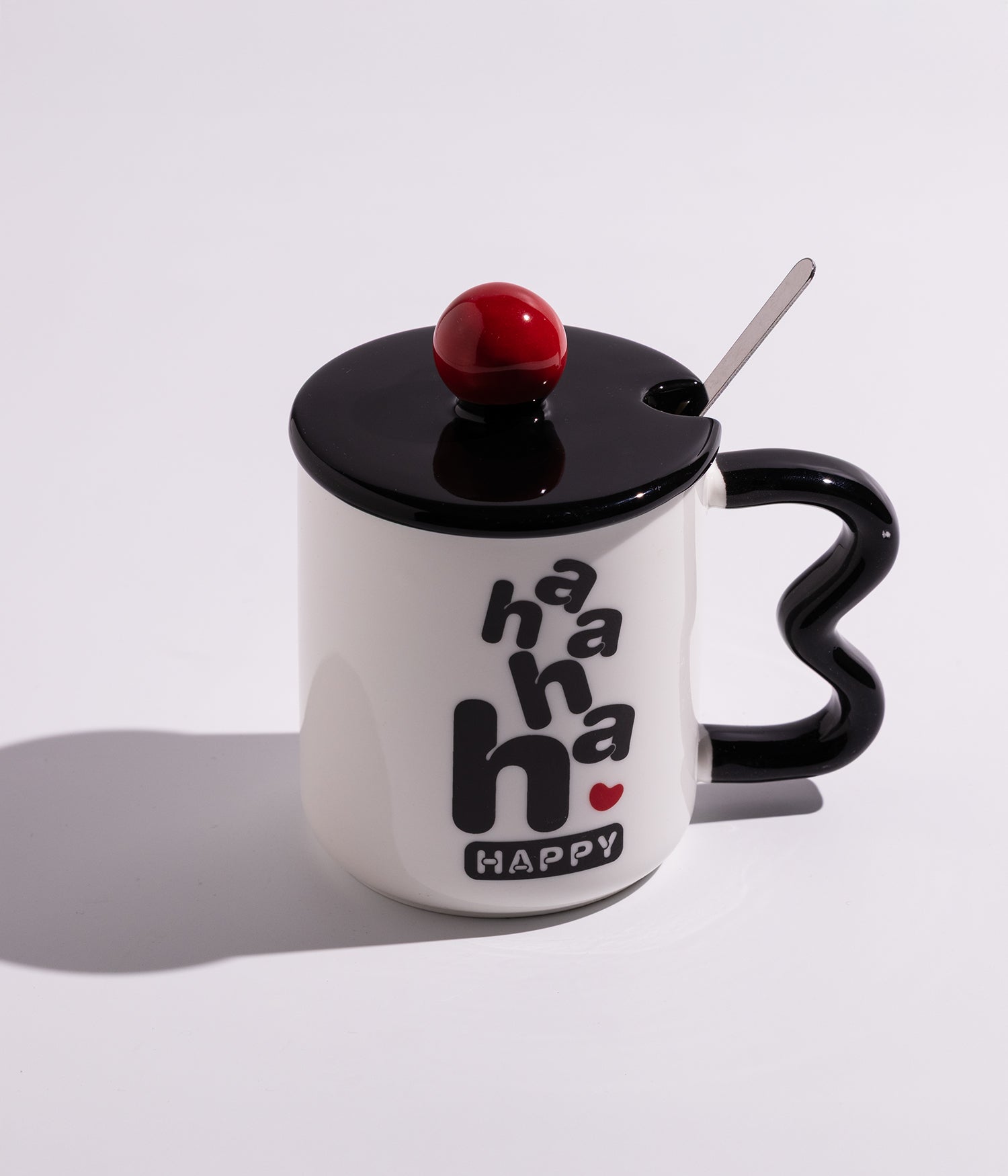 كوب قهوة سيراميك بعبارات تحفيزية وبمقبض مموج مع غطاء وملعقة باللون الأبيض