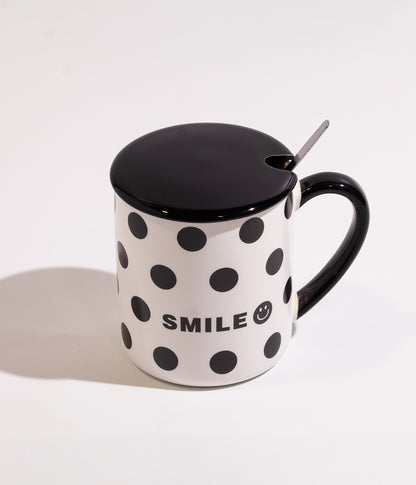 كوب قهوة سيراميك بتصميم نقط وكتابة «SMILE» مع غطاء وملعقة بلون أسود