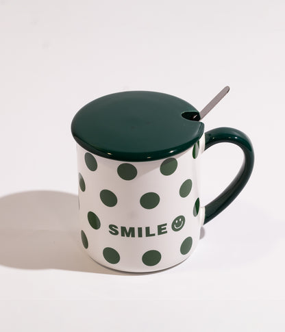 كوب قهوة سيراميك بتصميم نقط وكتابة «SMILE» مع غطاء وملعقة بلون أخضر