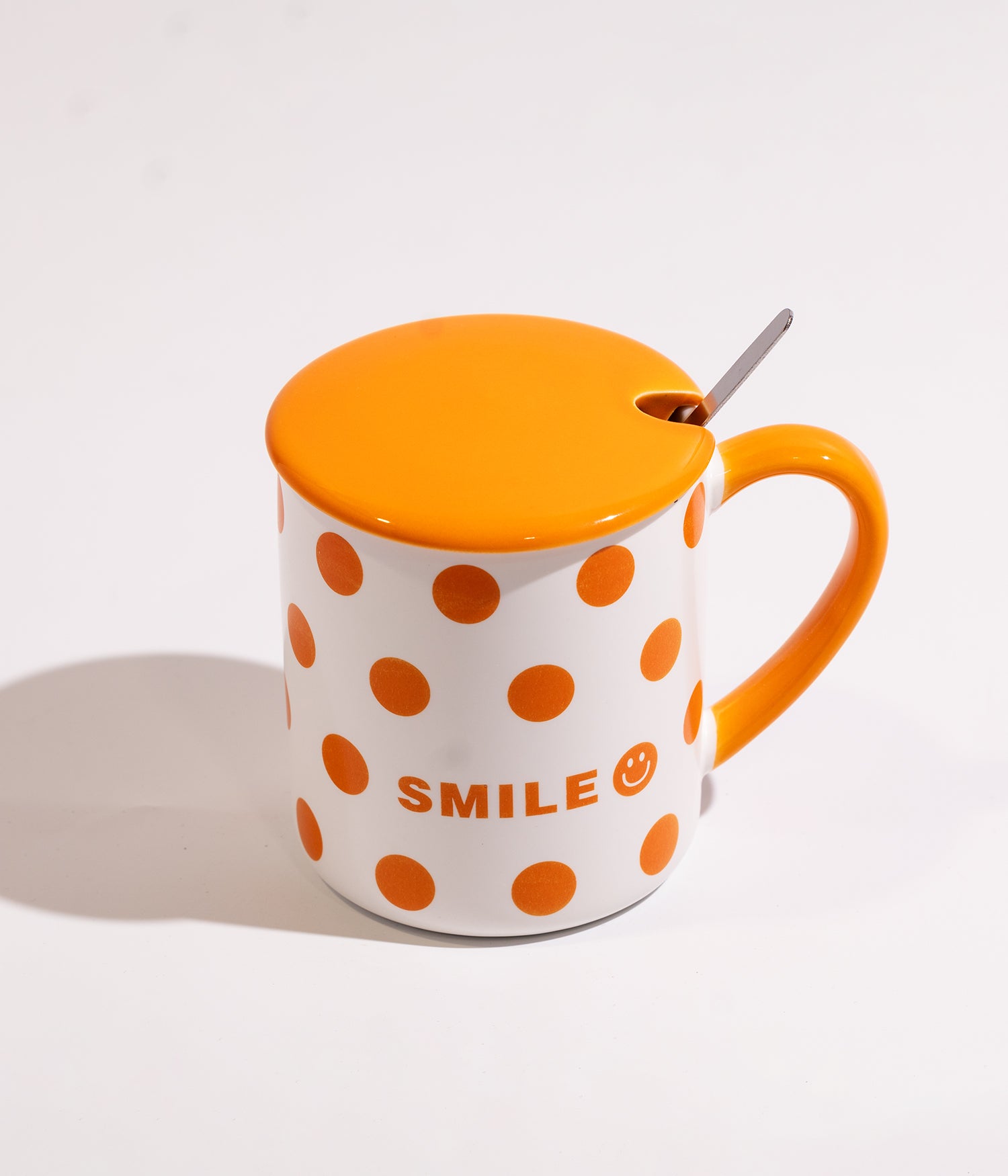 كوب قهوة سيراميك بتصميم نقط وكتابة «SMILE» مع غطاء وملعقة بلون برتقالي