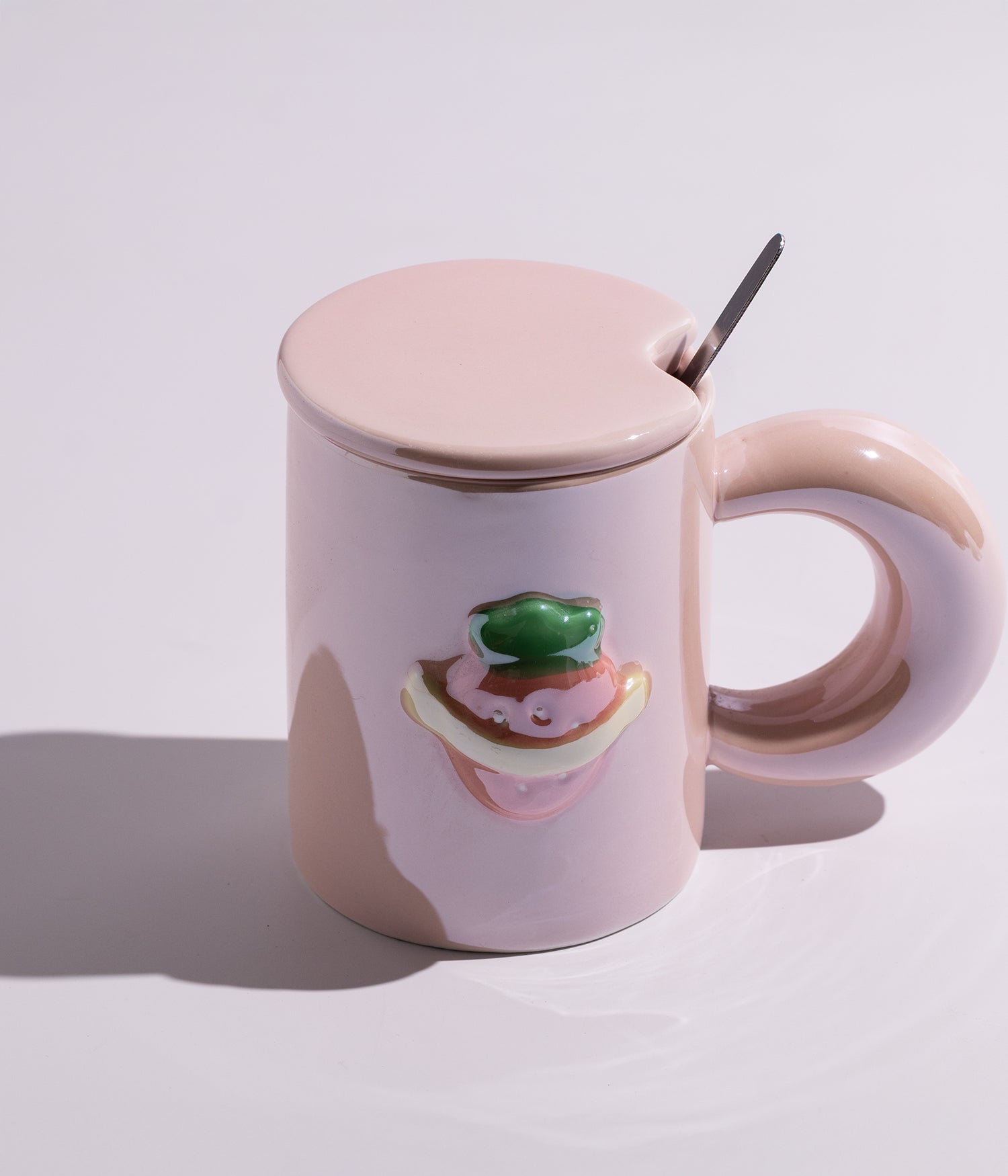 كوب قهوة سيراميك بتصميم فريز مع غطاء وملعقة لون وردي