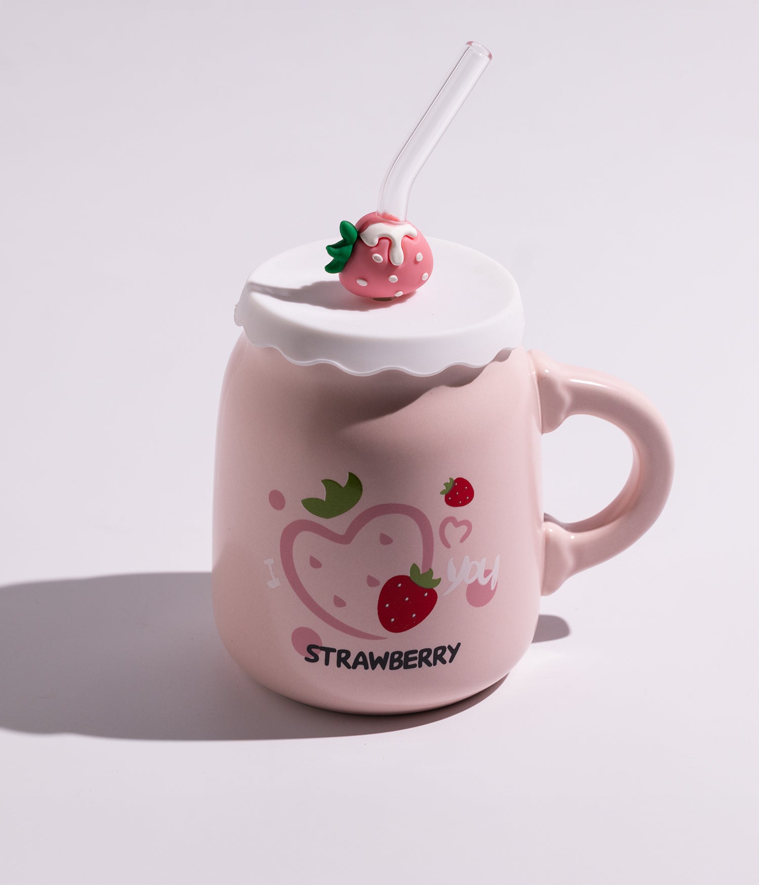 كوب قهوة سيراميك بتصميم فراولة على الغطاء مع مزاز وعبارات مضحكة لون وردي