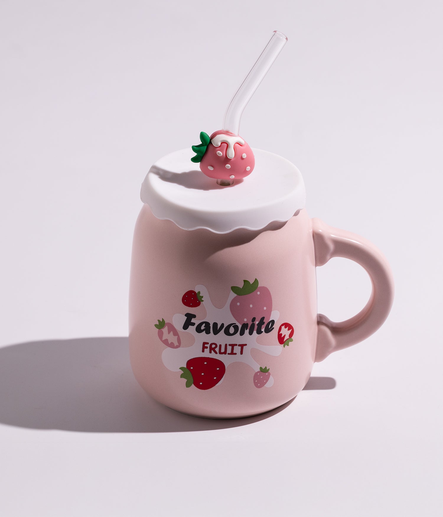 كوب قهوة سيراميك بتصميم فراولة على الغطاء مع عبارة أحب الفراولة ومزاز لون وردي