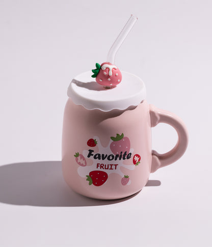 كوب قهوة سيراميك بتصميم فراولة على الغطاء مع عبارة أحب الفراولة ومزاز لون وردي