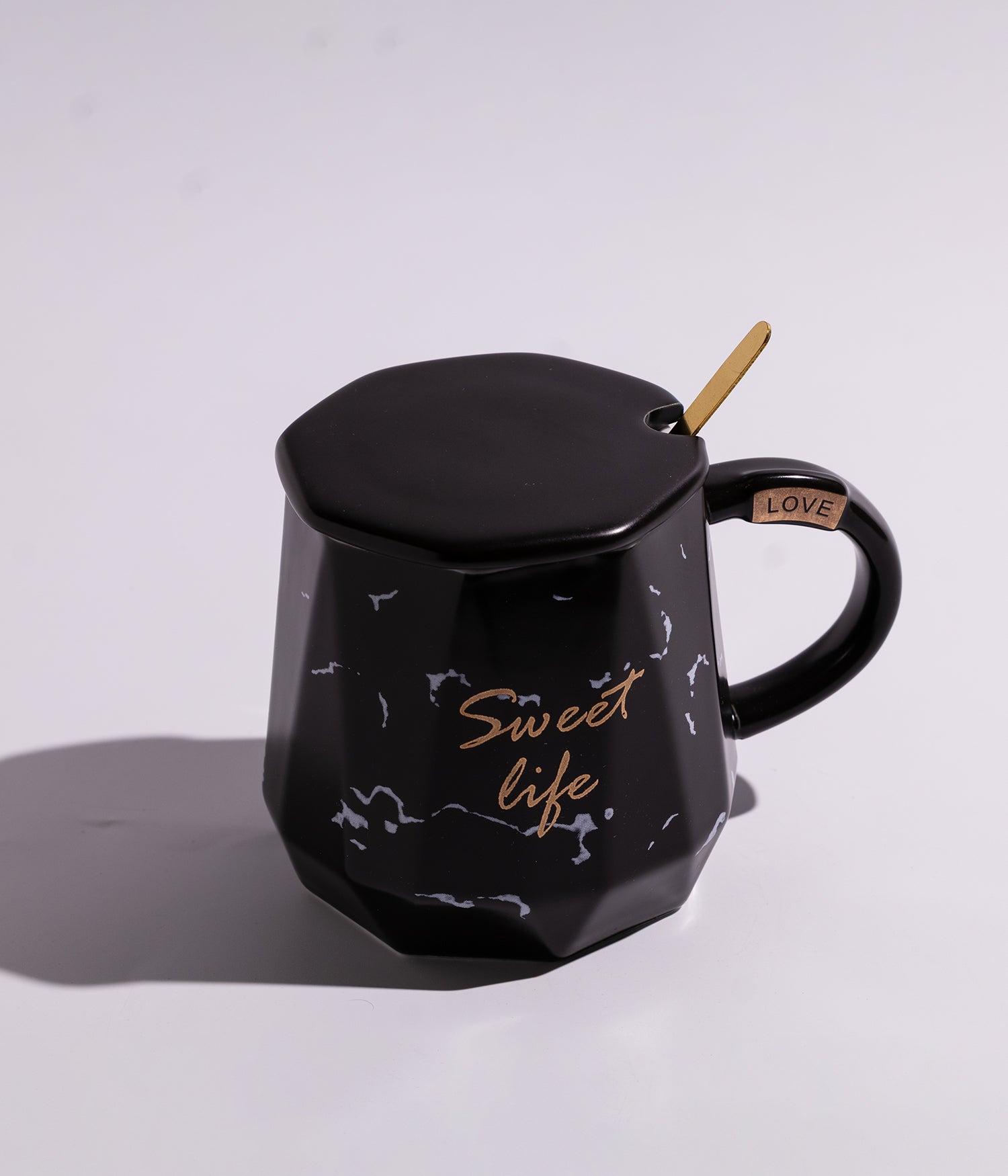 كوب قهوة سيراميك بعبارة «SWEET LIFE» مع غطاء وملعقة بلون أسود