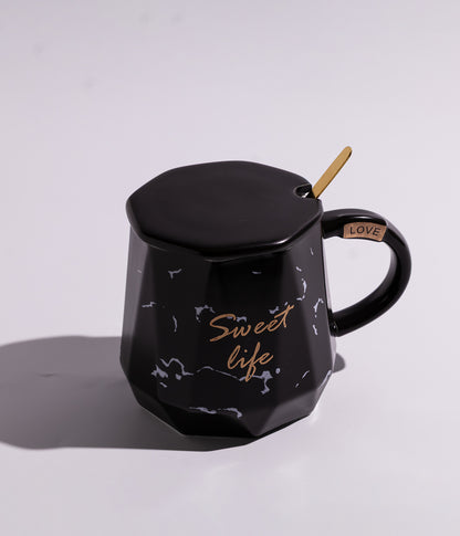 كوب قهوة سيراميك بعبارة «SWEET LIFE» مع غطاء وملعقة بلون أسود