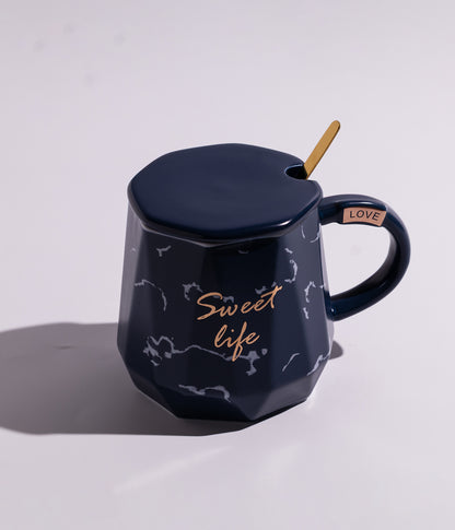 كوب قهوة سيراميك بعبارة «SWEET LIFE» مع غطاء وملعقة بلون أزرق