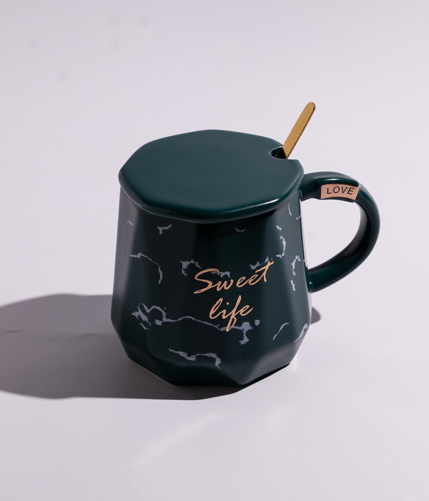 كوب قهوة سيراميك بعبارة «SWEET LIFE» مع غطاء وملعقة بلون أخضر