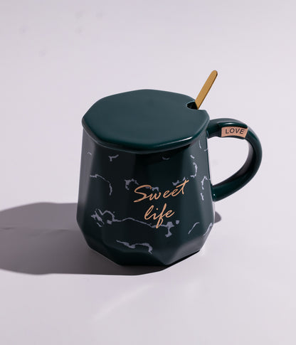 كوب قهوة سيراميك بعبارة «SWEET LIFE» مع غطاء وملعقة بلون أخضر