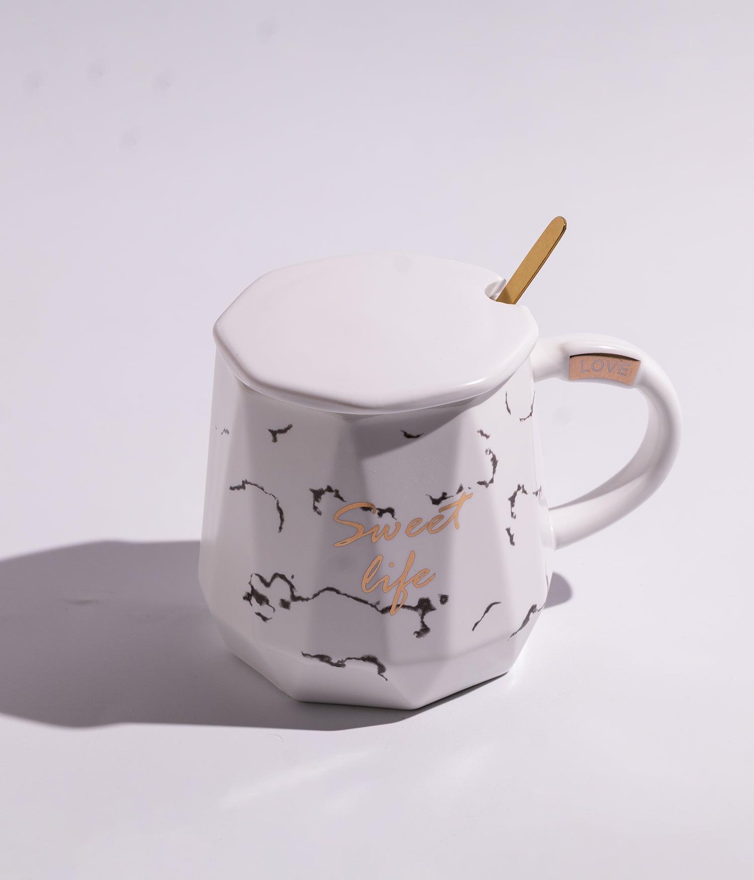 كوب قهوة سيراميك بعبارة «SWEET LIFE» مع غطاء وملعقة بلون أبيض
