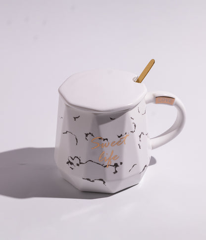 كوب قهوة سيراميك بعبارة «SWEET LIFE» مع غطاء وملعقة بلون أبيض