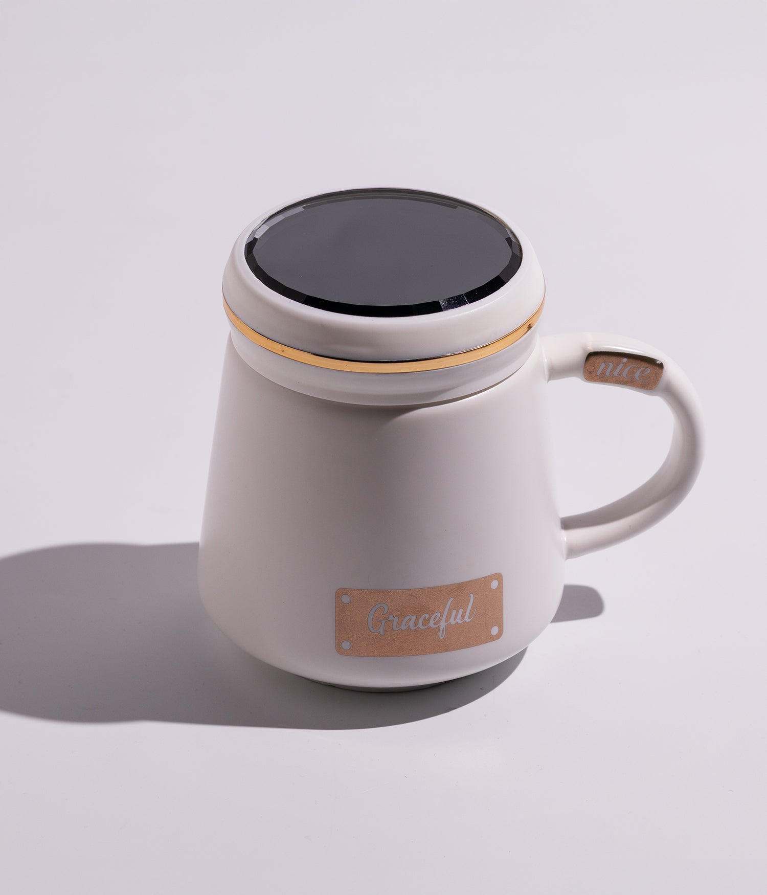كوب قهوة سيراميك مزين بكلمات تحفيزية باللون الذهبي، مع غطاء، وعبارة GRACEFUL باللون الأبيض