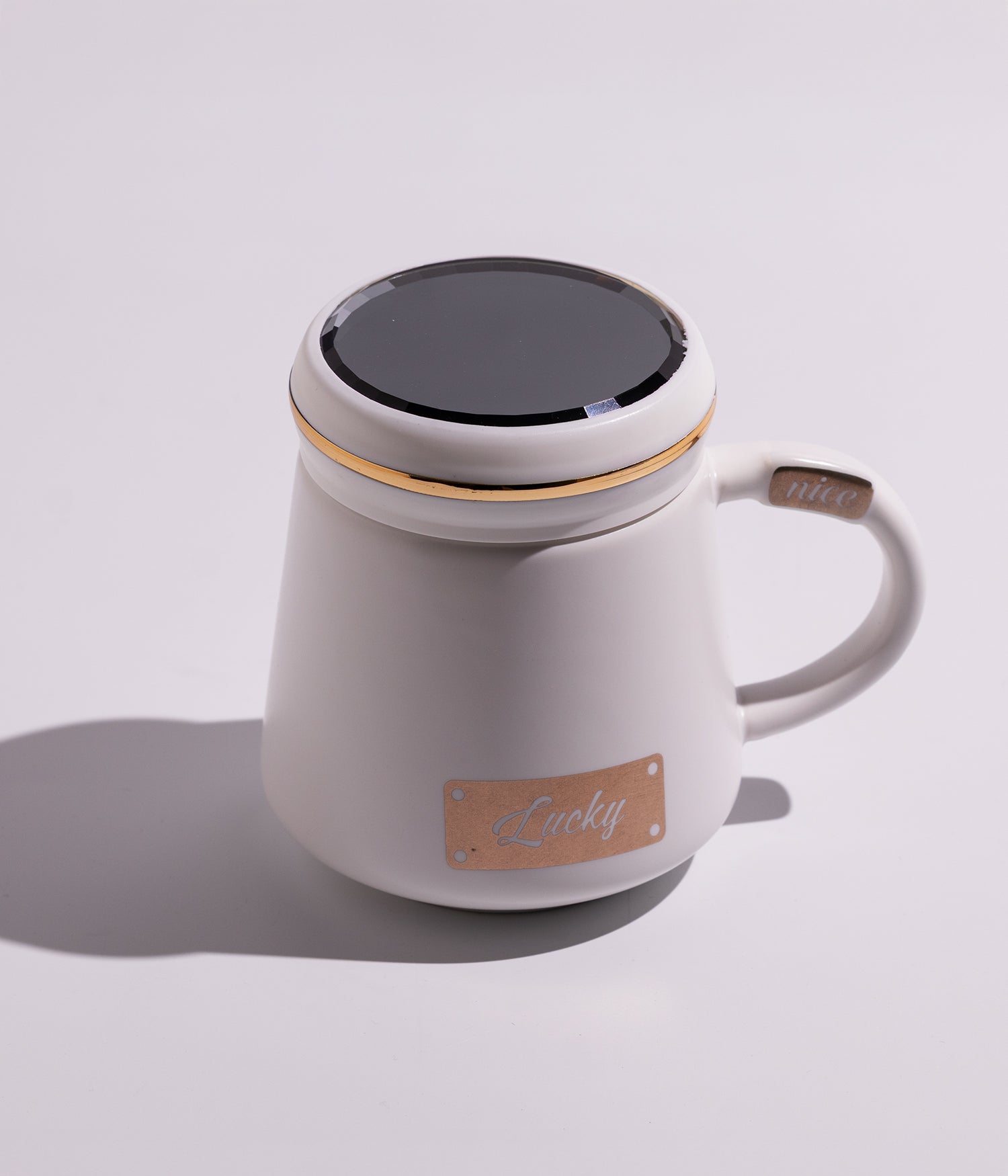 كوب قهوة سيراميك مزين بكلمات تحفيزية باللون الذهبي، مع غطاء، وعبارة LUCKY، باللون الأبيض