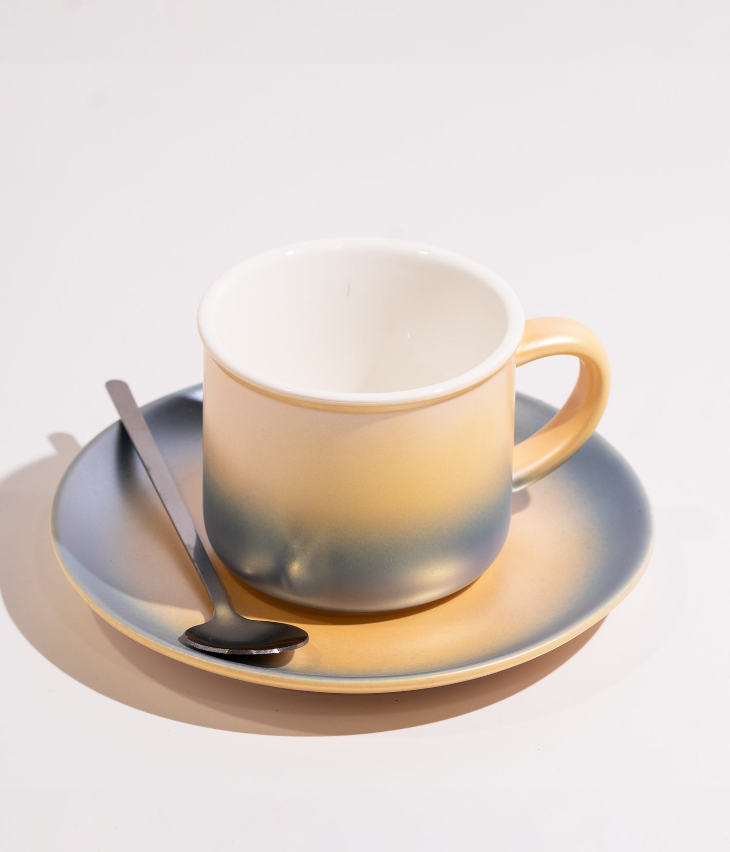 فنجان قهوة سيراميك بتدرج لوني أصفر وأزرق مع صحن وملعقة