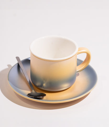 فنجان قهوة سيراميك بتدرج لوني أصفر وأزرق مع صحن وملعقة