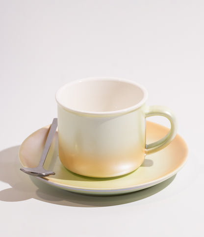 فنجان قهوة سيراميك بتدرج لوني أصفر وأبيض مع صحن وملعقة
