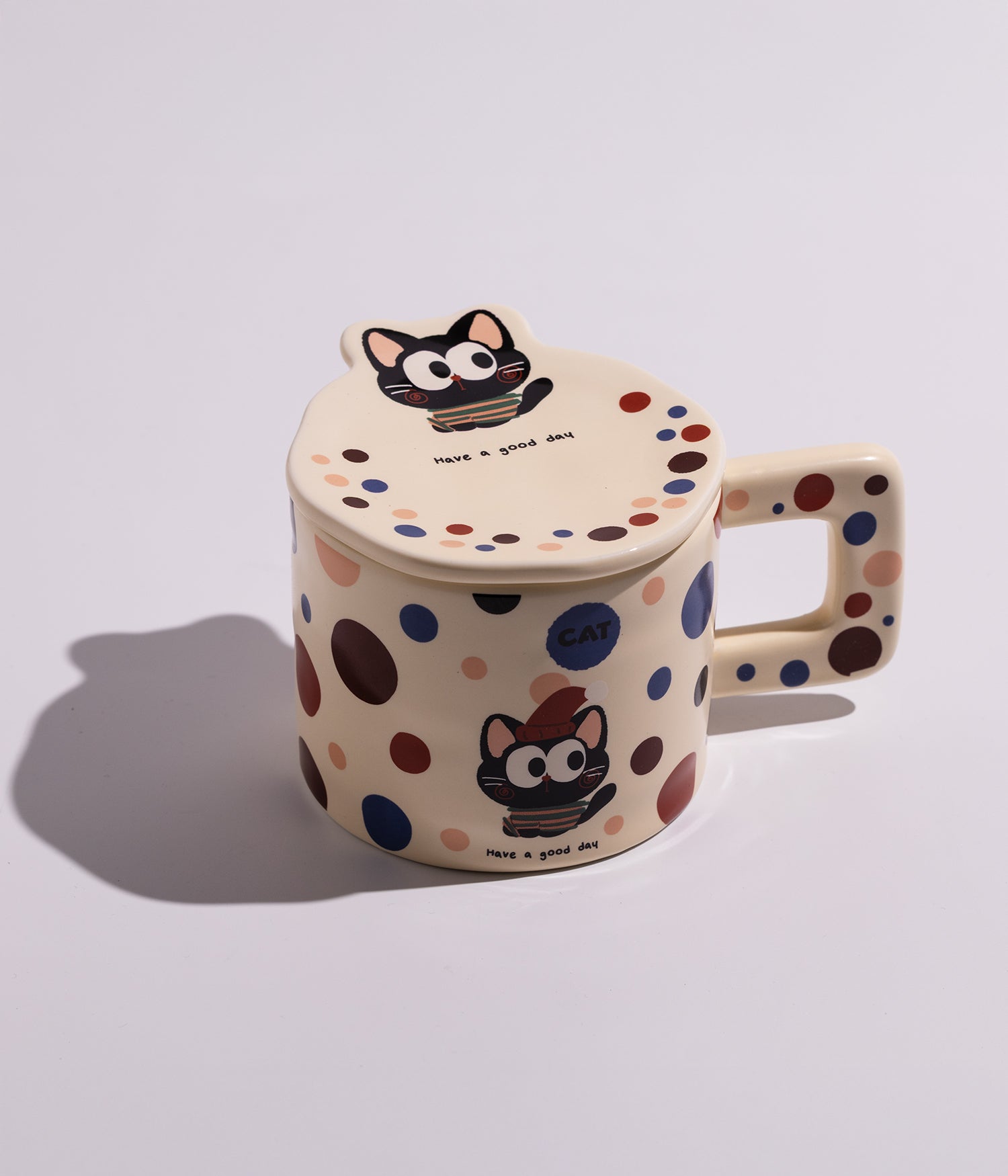 كوب مصنوع من السيراميك بتصميم قطة مع نقاط ملونة، مزود بغطاء لحفظ الحرارة، مناسب للاستخدام اليومي مع المشروبات الساخنة