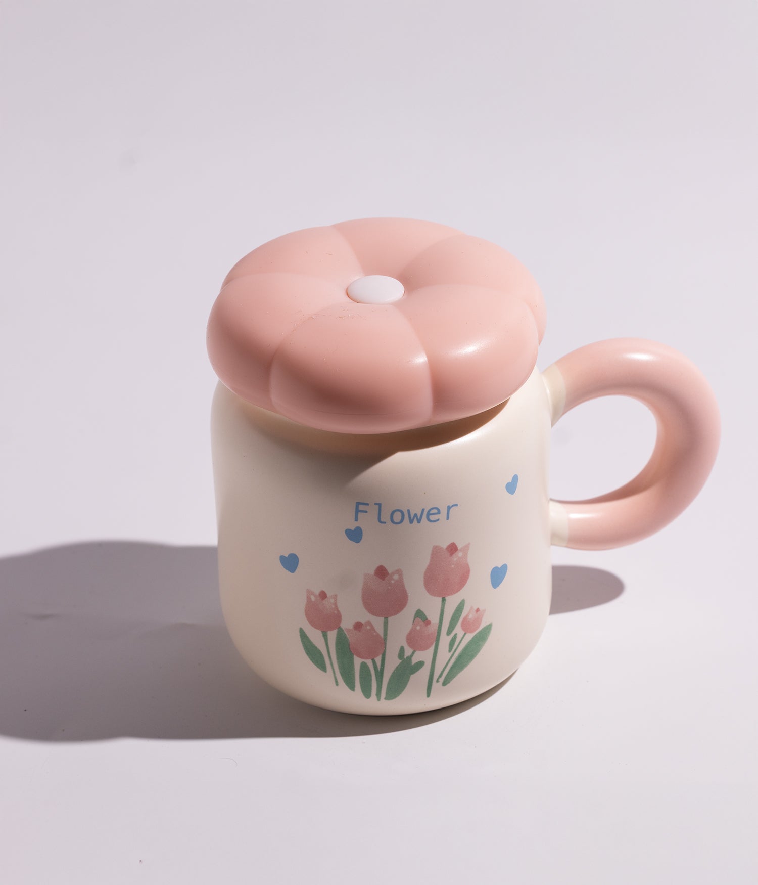 كوب من السيراميك برسومات ورود ملونة بأشكال مختلفة، يحتوي على غطاء على شكل وردة لحفظ المشروبات الساخنة، مناسب لتقديم القهوة أو الشاي